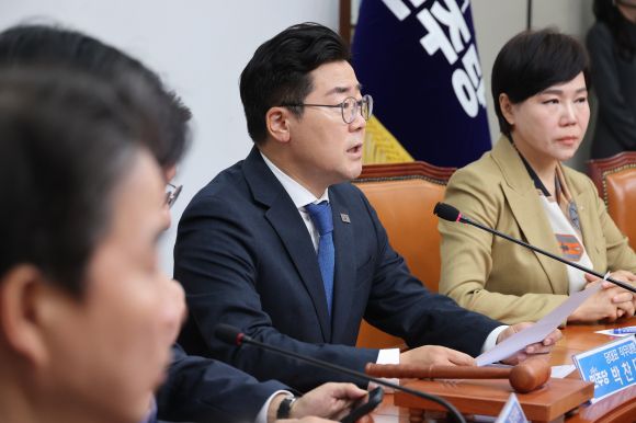 더불어민주당 박찬대 당대표 직무대행 겸 원내대표가 25일 서울 여의도 국회에서 열린 최고위원회의에서 발언하고 있다. 연합뉴스