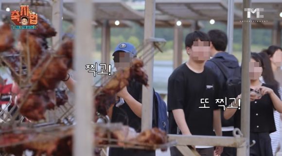 더본코리아가 협업한 ‘인제 캠프레이크 페스티벌’을 찾은 방문객들이 바베큐 그릴을 살펴보고 있다. 자료 : 백종원 유튜브 채널