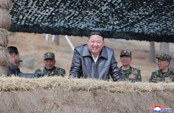 김정은 북한 국무위원장이 4일 특수작전부대 훈련기지를 방문하고 종합훈련을 지도했다고 조선중앙통신이 5일 보도했다. 2025.4.5. 조선중앙통신