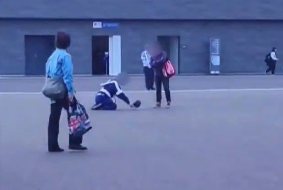 일본 오사카·간사이 만국박람회(오사카 엑스포) 경비원이 한 관람객 앞에서 무릎을 꿇은 채 머리를 숙이고 있다. 엑스(X·옛 트위터) 캡처