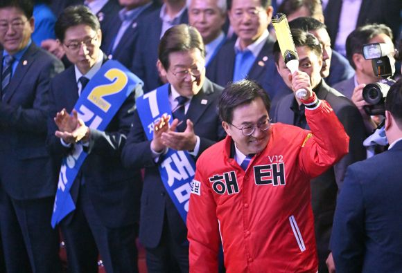 호남 연설회장 입장하는 김동연 - 김동연 더불어민주당 대선 경선후보가 26일 오후 광주 서구 김대중컨벤션센터에서 열린 더불어민주당 21대 대통령선거 후보자 선출을 위한 호남권 합동연설회장에 입장하고 있다. 2025.04.26. leeyj2578@newsis.com 뉴시스