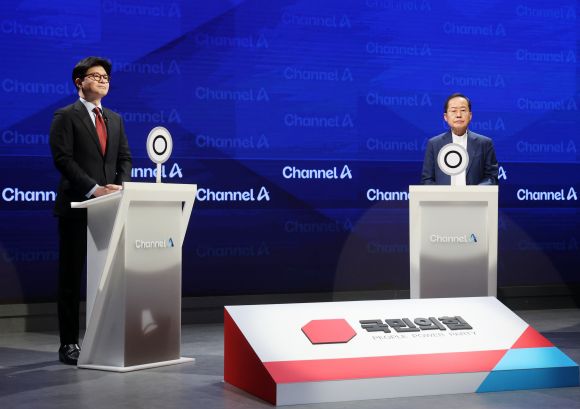 토론회를 기다리는 한동훈(왼쪽) 후보와 홍준표 후보. 2025.4.25 국회사진기자단