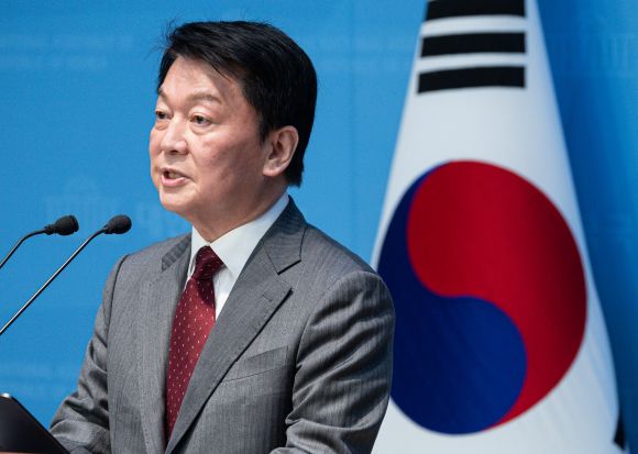 안철수 국민의힘 경선 후보가 27일 오전 서울 여의도 국회 소통관에서 ‘국민 여러분께 드리는 호소문’을 발표하고 있다. 2025.4.27 뉴스1