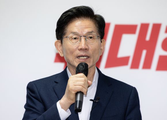김문수 국민의힘 대선 경선 후보가 27일 오전 서울 여의도 캠프 사무실에서 열린 김은희 전 의원 지지 선언 기자회견에서 발언하고 있다. 2025.4.27 뉴스1