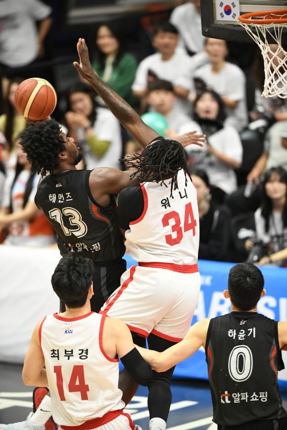 수원 kt 레이션 해먼즈가 27일 수원 케이티아레나에서 열린 2024~25 프로농구 4강 PO 3차전 서울 SK와의 홈 경기에서 레이업하고 있다. KBL 제공
