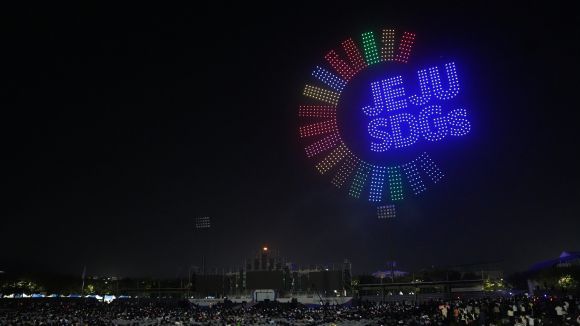 제주도민체전에서 드론라이트쇼를 선보이고 있다. 제주도 제공