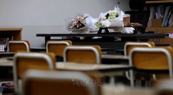 서울 서이초등학교에서 숨진 채 발견되 교사의 49재일인 2023년 9월 4일 교사의 교실에 화환과 추모의 추모 꽃다발이 놓여 있다. 홍윤기 기자