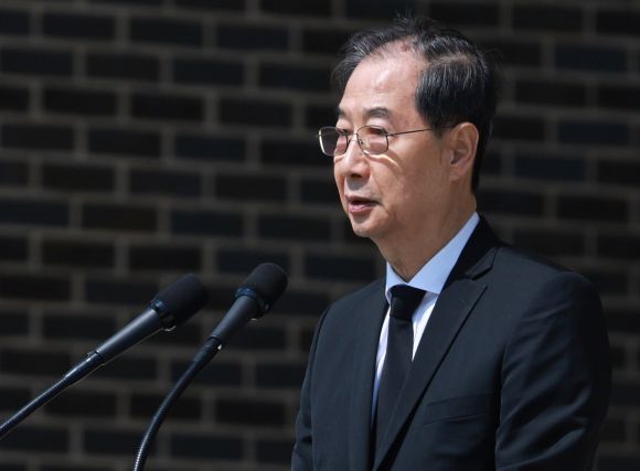 한덕수 대통령 권한대행 국무총리가 25일 국립대전현충원에서 열린 ‘2회 순직의무군경의 날 기념식’에서 기념사를 하고 있다. 2025.4.25 연합뉴스