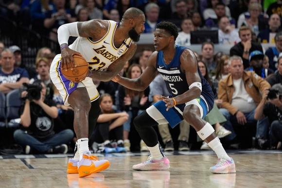 LA 레이커스 르브론 제임스가 28일(한국시간) 미국 미네소타주 미니애폴리스의 타깃 센터에서 열린 2024~25 NBA 서부 콘퍼런스 플레이오프 1라운드 4차전 미네소타 팀버울브스와의 원정 경기에서 앤서니 에드워즈를 상대로 공격하고 있다. AP 연합뉴스