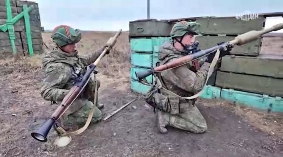 러시아와 북한이 북한군 파병을 공식 인정한 가운데, 러시아 국방부가 서부 쿠르스크에서 전투 훈련 중인 북한군 영상을 공개했다고 베스티 등 러시아 언론이 28일(현지시간) 보도했다. 사진은 영상 일부. 2025.4.28 텔레그램