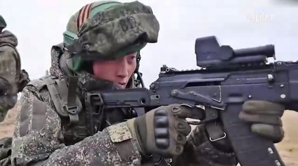 러시아와 북한이 북한군 파병을 공식 인정한 가운데, 러시아 국방부가 서부 쿠르스크에서 전투 훈련 중인 북한군 영상을 공개했다고 베스티 등 러시아 언론이 28일(현지시간) 보도했다. 사진은 영상 일부. 2025.4.28 텔레그램