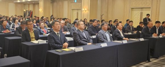 28일 제주오리엔탈호텔 2층 한라홀에서 이상용 대아청과(주) 대표이사, 이원석 한국농산물 도매시장 법인협회장, 양산해 한국농촌지도자중앙연합회 수석부회장, 노만호 한국농촌지도자중앙연합회장(앞줄 왼쪽부터)과 내외빈, 농민 관계자 등 200여명이 참석한 가운데 ‘기후위기 극복 우리농산물 지키기 시즌2:제주 농산물 경쟁력 강화를 위한 토론회’가 열리고 있다. 제주 강동삼 기자