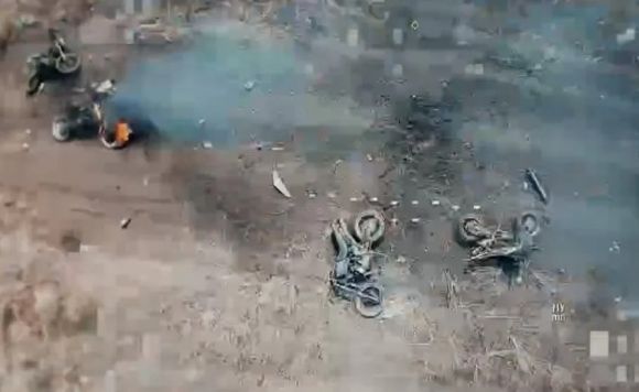 우크라이나군 진지를 공격하다 파괴된 러시아군 오토바이. 영상 캡처