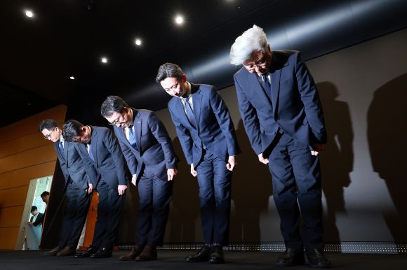 유영상(가운데) SK텔레콤 대표이사가 지난 25일 서울 중구 SKT타워 수펙스홀에서 SK텔레콤 이용자 유심(USIM) 정보가 해커 공격으로 유출된 것과 관련해 고개 숙여 사과하고 있다. 왼쪽부터 이종훈 인프라 전략본부장, 홍승태 고객가치혁신실장, 유 대표이사, 배병찬 MNO AT 본부장, 윤재웅 마케팅전략본부장. 2025.4.25 연합뉴스