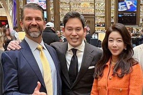 정용진(가운데) 신세계그룹 회장과 부인 한지희 여사가 지난 1월 18일(현지시간) 미국 워싱턴DC에서 트럼프 주니어(왼쪽)를 만나고 있다.  신세계그룹 제공