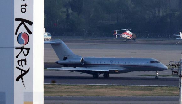 도널드 트럼프 미국 대통령의 장남 트럼프 주니어가 탑승한 항공기가 29일 서울 강서구 김포공항에 착륙하고 있다. 정용진 신세계그룹 회장의 초청으로 한국을 찾는 트럼프 주니어는 국내 주요 대기업 총수와 개별 면담을 가질 예정이다. 2025.4.29 연합뉴스