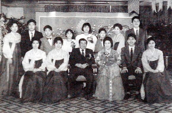 1988년 태광그룹 창업주인 고 이임용 선대회장의 부인 고 이선애 여사 회갑연 때 찍은 가족사진. 앞줄 왼쪽부터 장녀 이경훈·차녀 이재훈씨, 이 선대회장, 이 여사, 삼남 이호진 전 태광그룹 회장, 삼녀 이봉훈씨. 뒷줄 왼쪽부터 둘째 며느리 장옥빈씨, 차남 고 이영진씨, 손자 이성준군, 손녀 이성아·이정아양, 손자 이원준군, 맏며느리 진임순씨, 장남 고 이식진씨. 서울신문 DB