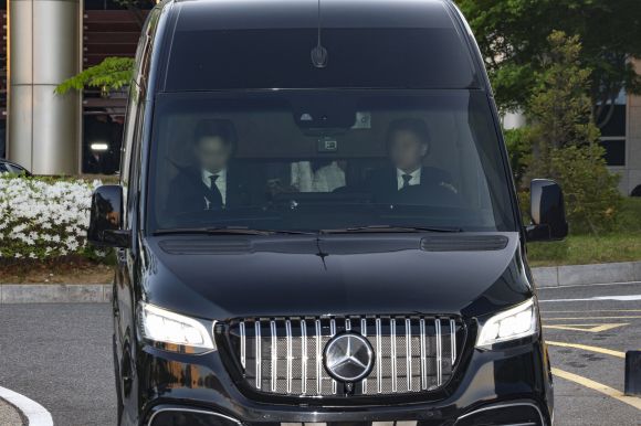 도널드 트럼프 미국 대통령의 장남 트럼프 주니어가 탄 차량이 29일 오후 서울 강서구 서울김포비즈니스항공센터에서 이동하고 있다. 정용진 신세계그룹 회장의 초청으로 한국을 찾는 트럼프 주니어는 국내 주요 대기업 총수와 개별 면담을 가질 예정이다. 2025.4.29 공동취재