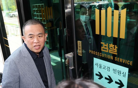 ‘정치 브로커’ 명태균 씨가 30일 윤석열 전 대통령 부부와 구(舊)여권 정치인 다수가 연루된 공천 개입·여론조사 의혹 관련 조사를 받기 위해 서울 서초구 서울고등검찰청으로 향하고 있다. 연합뉴스