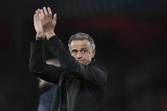 루이스 엔리케 파리 생제르맹 감독이 30일(한국시간) 영국 런던의 에미레이트 스타디움에서 열린 2024~25 유럽챔피언스리그(UCL) 준결승 1차전 아스널과의 원정 경기에서 1-0으로 승리한 뒤 기뻐하고 있다. AP 연합뉴스