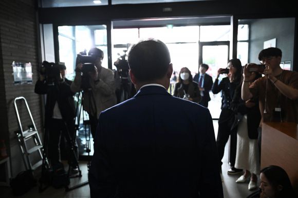 홍준표 후보가 29일 서울 여의도 국민의힘 당사에서 열린 제21대 대통령 후보자 국민의힘 3차 경선 진출자 발표 행사에서 탈락 발표가 난 후 퇴장하고 있다. 2025.4.29 홍윤기 기자