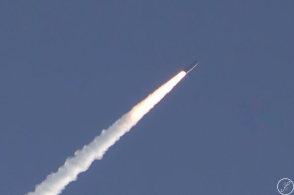 지난 25일 미국 플로리다 주 케이프커내버럴 우주군 기지에서 발사된 다크 이글 추정 미사일 모습으로 사진작가 제리 파이크가 촬영했다.