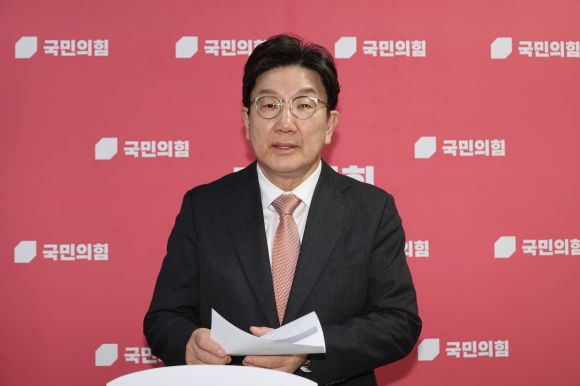 이재명 후보 상고심 선고 후 브리핑하는 권성동 원내대표 - 국민의힘 권성동 원내대표가 1일 서울 여의도 국회에서 더불어민주당 이재명 대선후보의 공직선거법 위반 혐의 사건에 관한 대법원 상고심 선고 후 브리핑하고 있다. 2025.5.1 연합뉴스