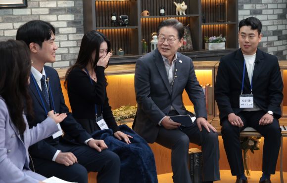 이재명(오른쪽 두 번째) 더불어민주당 대선 후보가 30일 서울 구로구 한 스튜디오에서 열린 ‘슬기로운 퇴근생활’ 직장인 간담회에서 20~40대 직장인들과 이야기를 나누고 있다. 국회 사진기자단