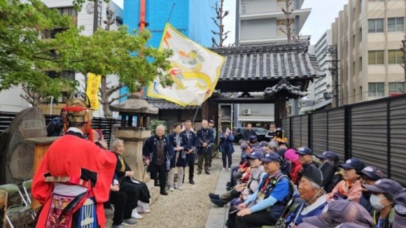 나고야시 다치바나초 주민회가 묘젠지에서 베푼 환영행사에 참석한 한일 우정 걷기 일행단. 한국체육진흥회 제공