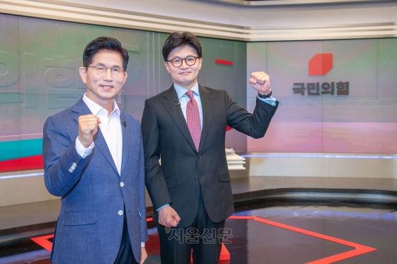자세 취하는 김문수-한동훈 후보 - 2025년 4월 30일 오후 서울 중구 TV조선에서 국민의힘 제21대 대통령선거 경선 결선투표에 진출한 김문수(왼쪽) 한동훈 후보가 TV토론에 앞서 스튜디오에서 자세를 취하고 있다. 국회사진기자단
