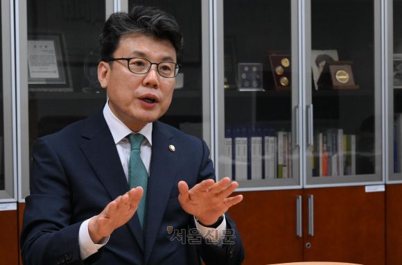 진성준 더불어민주당 중앙선거대책위원회 총괄선거대책본부 공동정책본부장이 1일 국회의원회관에서 서울신문과 인터뷰를 하고 있다. 안주영 전문기자