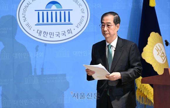 한덕수 전 국무총리가 2일 국회 소통관에서 ‘국민께 드리는 약속’을 주제로 제21대 대통령 선거 출마를 선언을 마친 후 이동하고 있다. 2025.5.2 홍윤기 기자