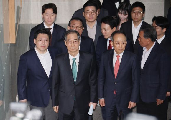 한덕수 전 총리, 이정현-추경호와 함께 - 한덕수 전 국무총리가 2일 서울 여의도 국회 소통관에서 대통령 선거 출마를 선언하기 위해 이정현 전 새누리당 대표, 국민의힘 추경호 의원 등과 기자회견장으로 향하고 있다. 2025.5.2 연합뉴스