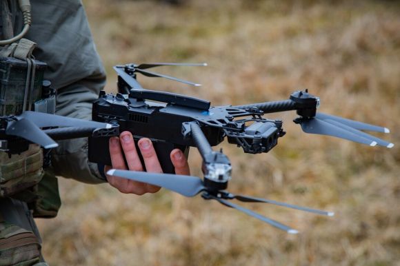 2025년 2월 3일(현지시간) 독일 호헨펠스 훈련장에서 열린 한 훈련에서 제10산악사단 소속 병사가 스카이디오 사의 소형 정찰 드론 X2D를 시연하고 있다. 출처=미 육군