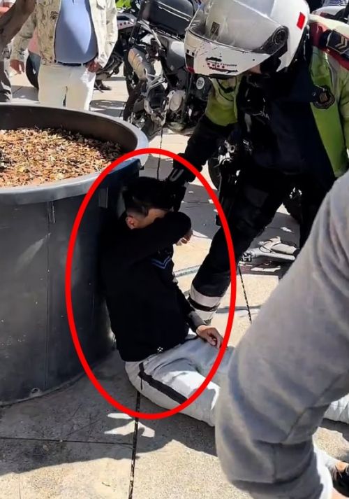 현장에 출동한 경찰이 온 뒤 간신히 동양인 관광객으로부터 ‘풀려난’ 소매치기가 숨을 고르고 있다. 엑스 영상 캡처