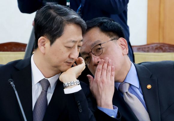 논의하는 최상목 경제부총리와 안덕근 산업부 장관 - 논의하는 최상목 경제부총리와 안덕근 산업부 장관     (서울=연합뉴스) 홍해인 기자 = 최상목 경제부총리 겸 기획재정부 장관(오른쪽)과 안덕근 산업통상자원부 장관이 21일 정부서울청사에서 열린 경제안보전략 태스크포스(TF) 회의에 참석해 대화하고 있다. 2025.4.21     hihong@yna.co.kr (끝)   <저작권자(c) 연합뉴스, 무단 전재-재배포, AI 학습 및 활용 금지>