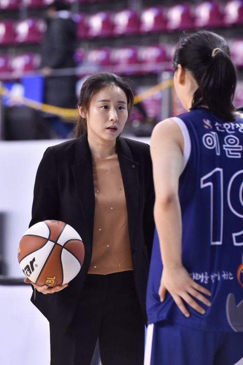 2018년 코치로 신한은행을 이끌었던 경험을 바탕으로 특유의 ‘악바리 정신’을 발휘하겠다고 강조했다. 2025~26시즌 WKBL 막내 감독으로 코트에 나서는 최윤아는 “흔들리지 않는 패기로 부딪치겠다”며 ‘어리다’는 수식어를 거부했다. WKBL 제공