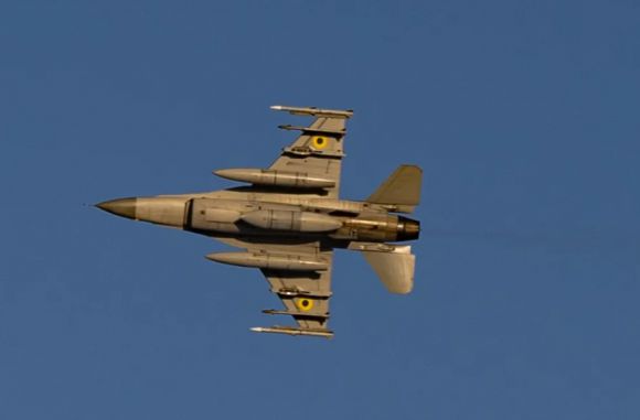 2025년 2월 17일, 우크라이나 드니프로페트로우스크 지역에서 러시아 군 기지를 공격한 것으로 알려진 우크라이나 공군 F-16 전투기가 저고도로 복귀하고 있다. 게티 이미지 / 멀티비츠