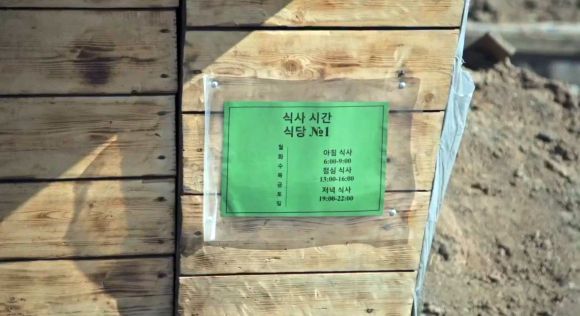 30일(현지시간) 고려인 3세 방송인이자 정치인인 마리나 김(42)은 “전 세계 독점”이라며 쿠르스크에서 직접 만난 북한군 동영상을 공개했다. 영상에는 러시아군과 드론 대응, 전자전 상황 적응 등 현대전 전술 훈련 중인 북한군과 참호 및 급식실 생활상이 담겼다. 2025.4.30 마리나 김