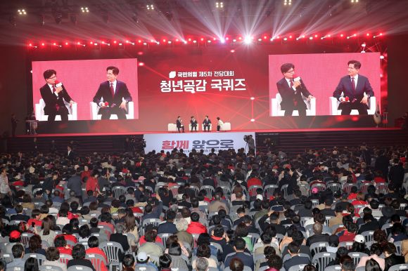 ‘청년공감 국퀴즈’ - 국민의힘 한동훈·김문수 대선 경선 후보가 3일 경기 고양시 킨텍스에서 열린 국민의힘 최종 대선 후보 선출을 위한 전당대회에서 퀴즈를 풀고 있다. 연합뉴스