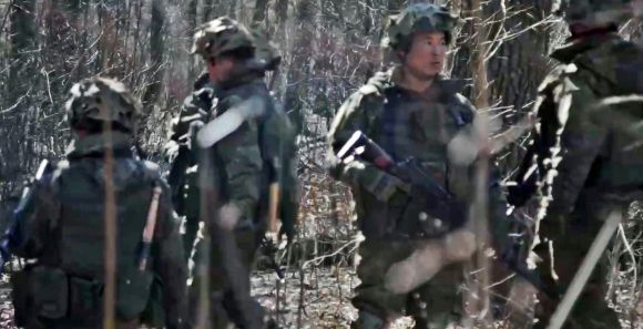 30일(현지시간) 고려인 3세 방송인이자 정치인인 마리나 김(42)은 “전 세계 독점”이라며 쿠르스크에서 직접 만난 북한군 동영상을 공개했다. 영상에는 러시아군과 드론 대응, 전자전 상황 적응 등 현대전 전술 훈련 중인 북한군 모습이 담겼다. 2025.4.30 마리나 김