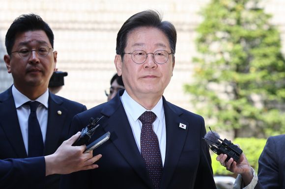 이재명 더불어민주당 대선 후보가 지난달 29일 서울 서초구 서울중앙지방법원에서 열린 대장동·위례·백현동·성남FC  사건 1심 속행 공판에 출석하고 있다. 연합뉴스