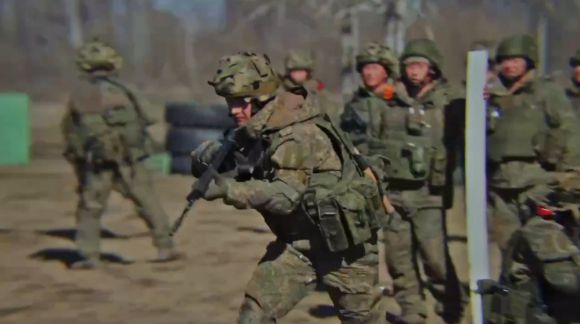 30일(현지시간) 고려인 3세 방송인이자 정치인인 마리나 김(42)은 “전 세계 독점”이라며 쿠르스크에서 직접 만난 북한군 동영상을 공개했다. 영상에는 러시아군과 드론 대응, 전자전 상황 적응 등 현대전 전술 훈련 중인 북한군 모습이 담겼다. 2025.4.30 마리나 김