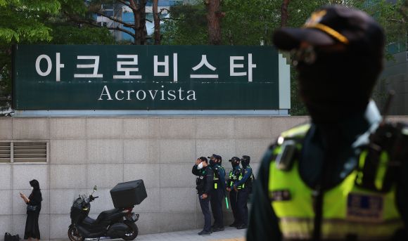 윤석열 전 대통령 부부와 건진법사 전성배씨 사이의 각종 의혹을 수사 중인 검찰이 윤 전 대통령의 사저에 대해 압수수색에 들어간 지난달 30일 서울 서초구 아크로비스타 앞에서 경찰들이 근무를 서고 있다. 연합뉴스