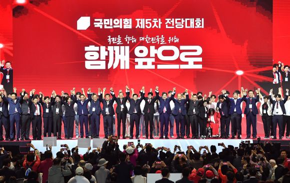 국민의힘 김문수 대선 후보가 3일 경기 일산 킨텍스에서 열린 제5차 전당대회에서 권영세 비대위원장, 권성동 원내대표 등 참석자들과 기념촬영을 하고 있다. 2025.5.3 홍윤기 기자