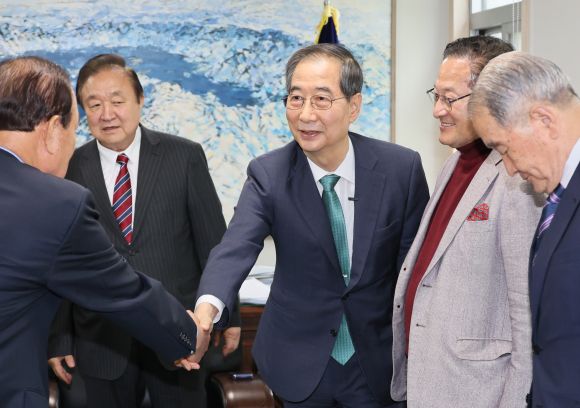 한덕수 전 총리, 대한민국헌정회 예방 - 한덕수 전 국무총리가 3일 서울 여의도 국회 헌정기념관을 찾아 정대철 헌정회장 등 회원들과 인사를 나누고 있다. 2025.5.3 연합뉴스