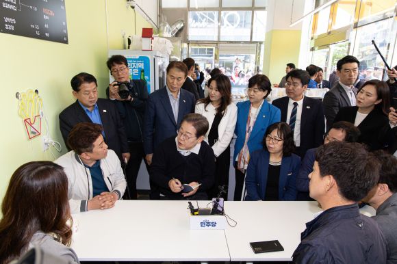 예천 신도시 주민들과 ‘분식집 간담회’ 하는 이재명 후보 - 이재명(가운데) 더불어민주당 대선후보가 ‘골목골목 경청 투어’ : 단양팔경 편‘에 나선 4일 경북 예천군 도청 신도시의 한 분식집에서 상인회 관계자, 주민들과 간담회를 하고 있다. 2025.5.4