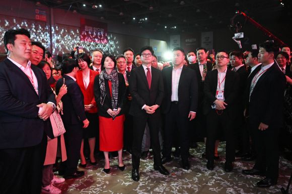 국민의힘 한동훈 대선 후보가 3일 경기 일산 킨텍스에서 열린 제5차 전당대회에서 탈락한 후 김문수 후보의 수락연설을 바라보고 있다. 2025.5.3 홍윤기 기자