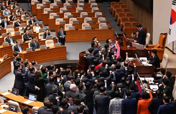 국민의힘 의원들이 1일 국회에서 열린 본회의에서 우원식 국회의장이 최상목 경제부총리 겸 기획재정부 장관 탄핵소추안을 추가 상정하자 항의하고 있다. 2025.5.1 안주영 전문기자