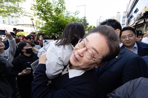 아이 안아주는 이재명 - ‘골목골목 경청투어 : 단양팔경편’에 나선 이재명 더불어민주당 대통령 후보가 4일 오전 경북 예천군 도청 신도시 일대를 찾아 아이를 안아주고 있다. 2025.5.4 뉴스1